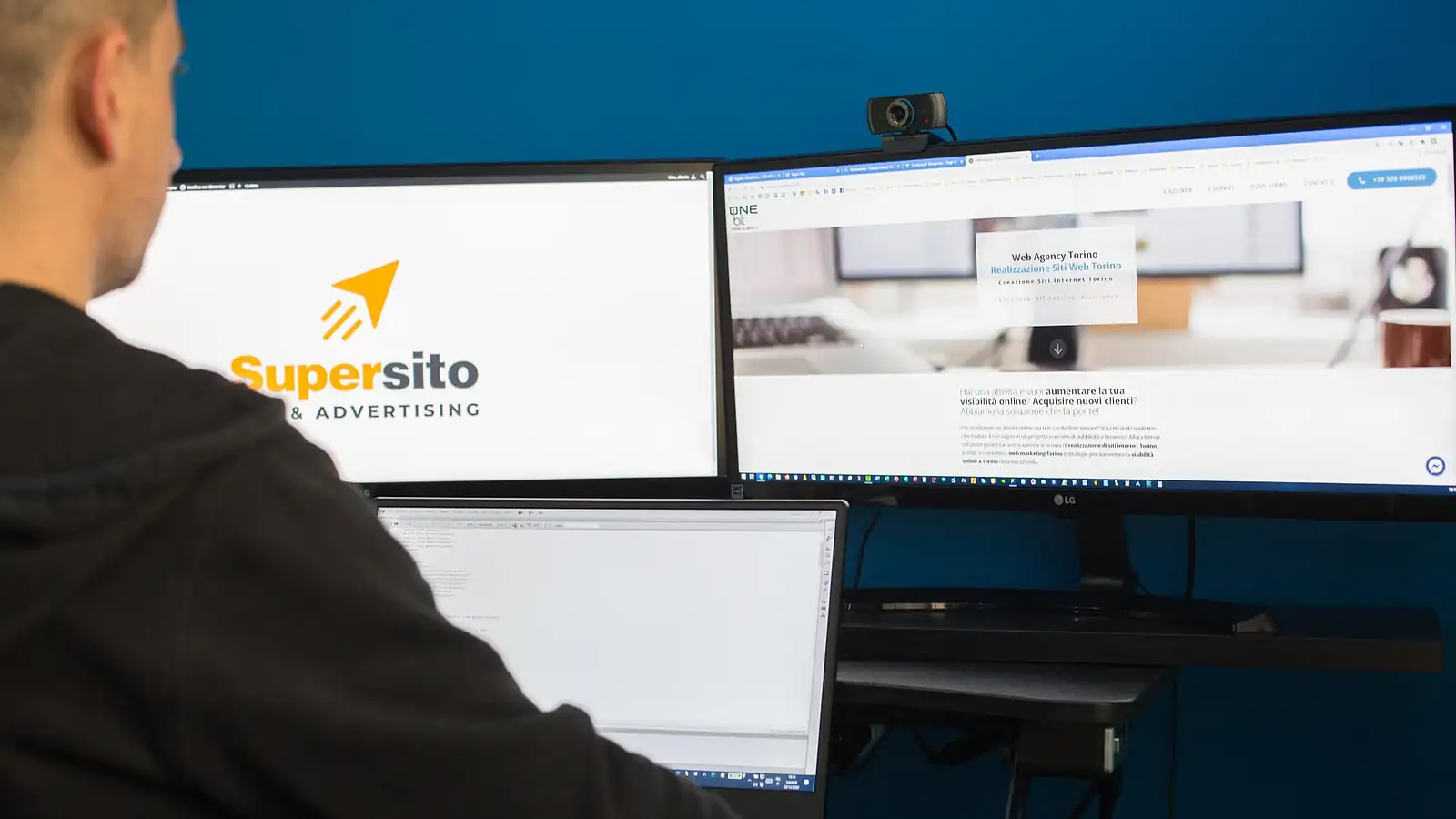 Web Agency Cambiano: un web designer OneBit al lavoro